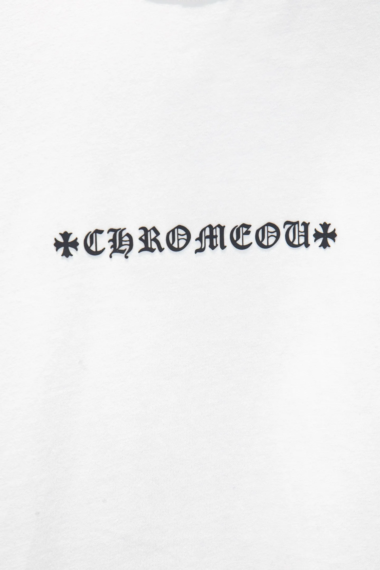 P230 🆕Chrome Hearts os version is really charming and the Crow style is really unique. Each season’s new version is made to the extreme. It is very practical and can be worn casually✔️ - ⚠️100% cotton. It is made of 21 double yarns, 300g weight fabric and imported knitted carded cotton. It has moderate thickness, drape and contour, and the upper body is comfortable! ! It is very tolerant to fat body types and can instantly lose five pounds after wearing it!  Front panel # Back panel Neckline Silicone elements # Imported silicone technology using advanced technology. The body is treated with silicone elements, which greatly increases the interest of the clothing; unique visual effects. After special fraying effect treatment, a unique distressed effect is formed. An irregular hem is added to the version. This year, Crow Heart is focusing on the version. In the past two years, the oversize version has become the focus of the trend. It has also been a popular staple in the past two years. The change of designers has made this brand an instant hit. The progressive fashion of the times also needs the blood impact of fresh elements and trendy designs in order to continue its glory! It’s stylish both inside and outside, a must-have for high street travel! An absolute "eye-catching style" that can match couples 💏 Color: Black White Size: S M L XL